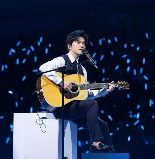 李健南京演唱会,感冒中与歌迷亲切互动,幽默不