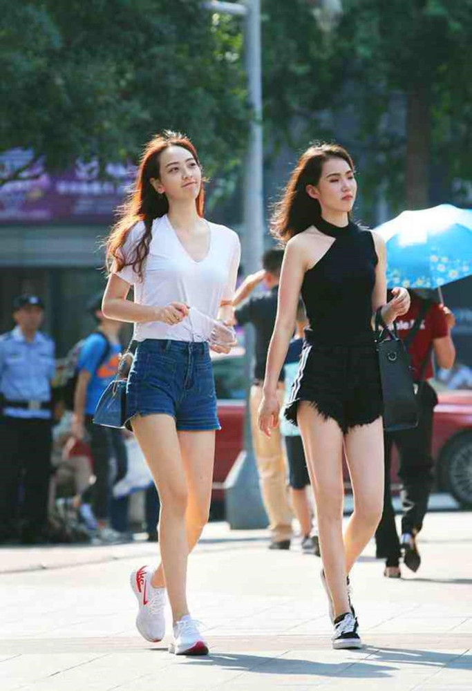 活力十足且时尚又大方,牛仔裤给人热情活泼的感觉