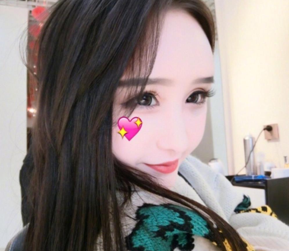 快手大美自曝美照,一米长的鞋带成亮点,网友:皮靴女王