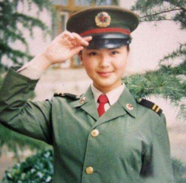 刘涛的当兵照,闫妮的当兵照,韩红的当兵照,都败给了她
