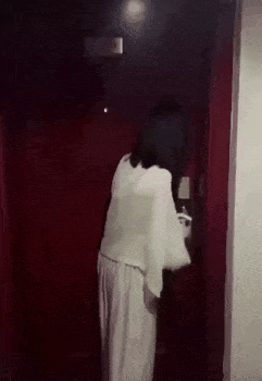 搞笑gif:原来老铁的铁头功就是这么练成的啊!