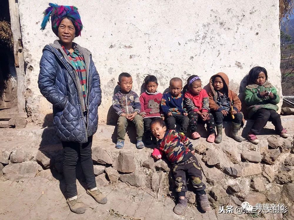 大凉山17岁的彝族漂亮女孩想当教师,要带领贫穷的孩子