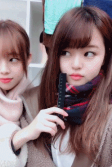 搞笑gif:陪女友逛超市,周围的人总是用异样的眼光看着