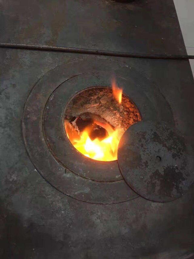 火炉子是冬天最实用的神器,可以取暖可以做美食,原始的碳火做出来的