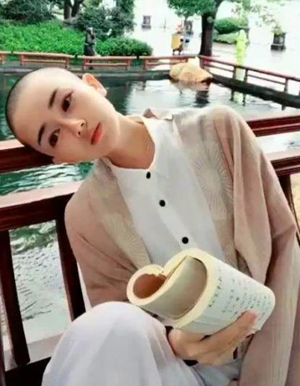 抖音"最美尼姑"火了,反差过大引众人质疑,网友:想红想
