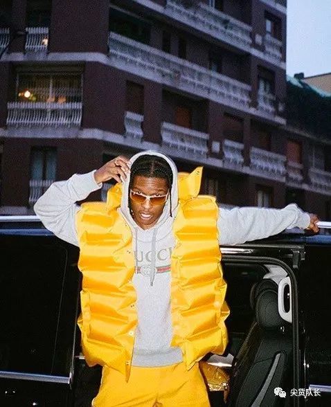 外国黑人rapper,为什么黑人大 这个黑人rapper绝对是美国最屌的带货王,连陈冠希都以