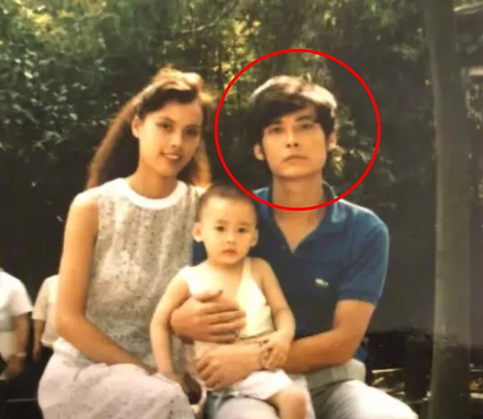 李易峰晒儿时全家福,爸爸年轻颜值秒杀蔡徐坤,一家三口他最丑