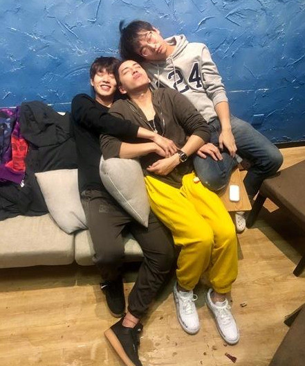 王大陆晒吃人表情包,王思聪遭躺枪,画面搞笑