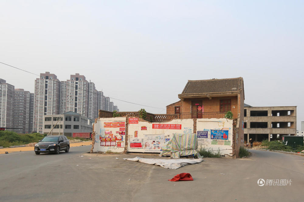 任性钉子户给马路留了一个车位