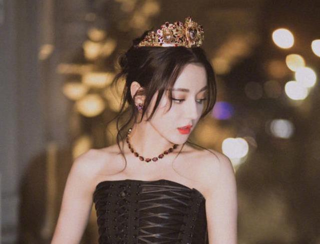 本以为迪丽热巴戴皇冠已经很美了,看到轩子巨2兔我改变了想法