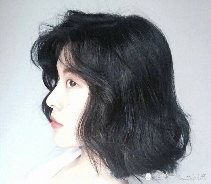 非常复古的一款卷发,特别有80年代港风的感觉,喜欢复古的女孩子可以