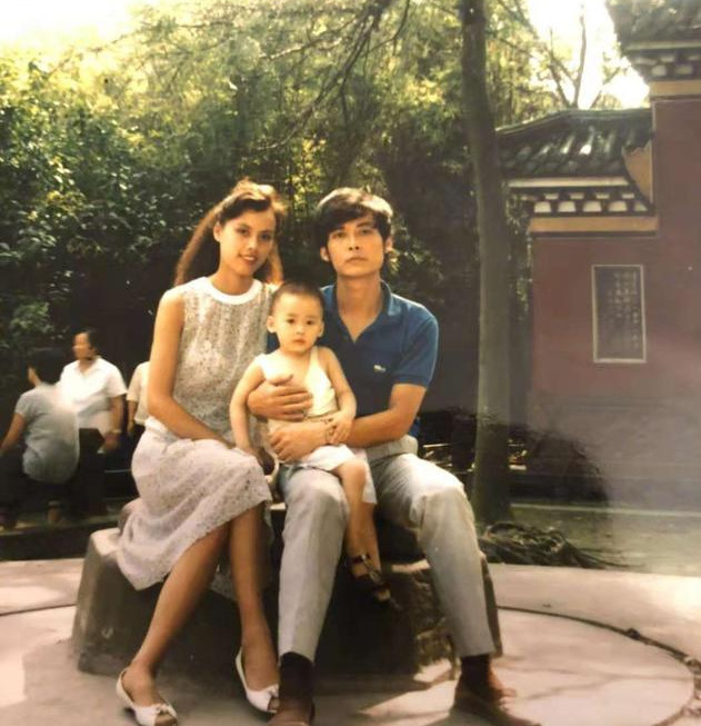 李易峰早年全家福爆出,冯绍峰很可爱,但大家却被他母亲吸引了