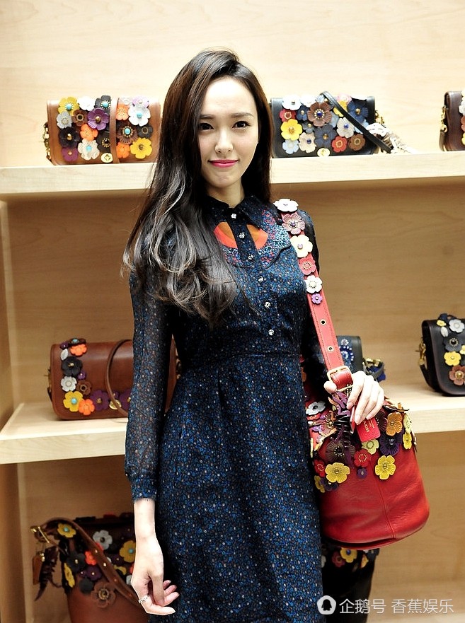 金鹰女神唐嫣美上天?她们肚比胸大好尴尬