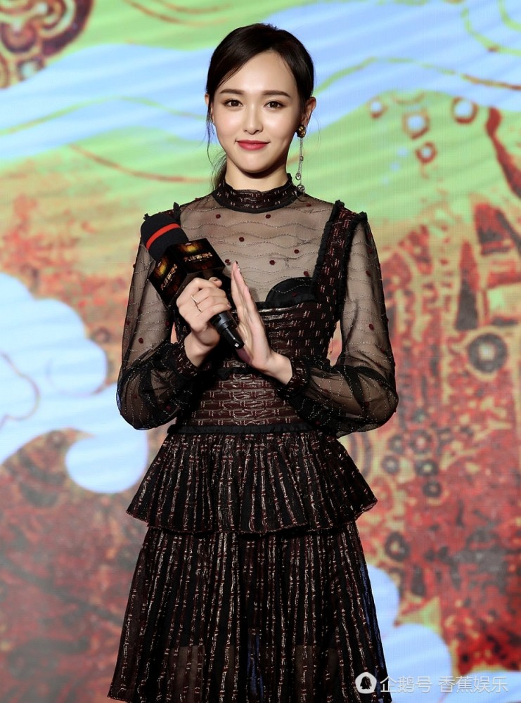 金鹰女神唐嫣美上天?她们肚比胸大好尴尬