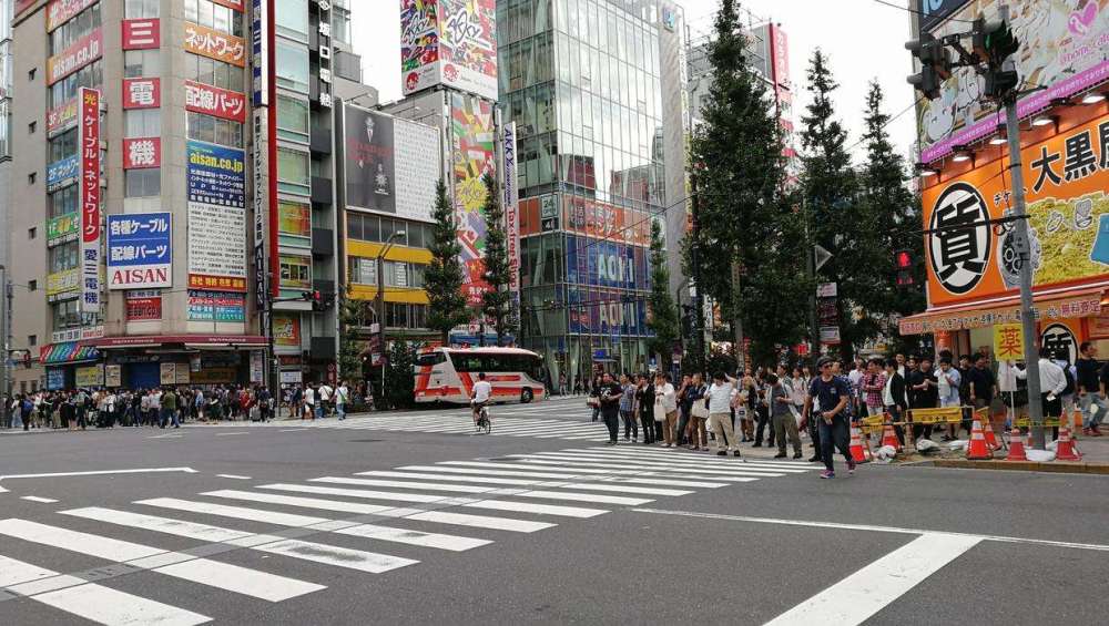 日本街头行人过马路