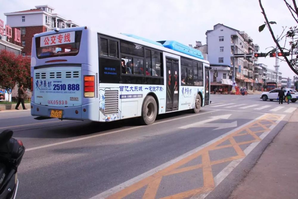 公交线路越开越多,公交车在路上随时都能见到.