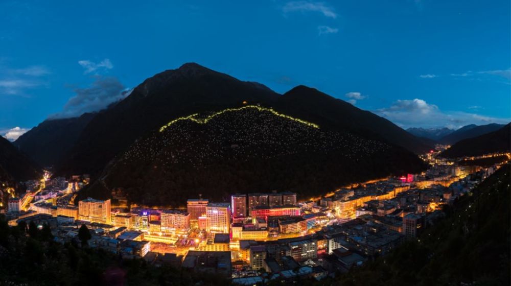 八十年代的康定县城. 荆林钢 供图 康定夜景 冯光福 摄