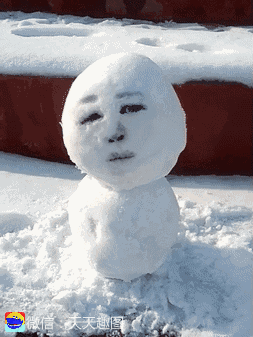 爆笑gif图:脸上写满不乐意,雪人好像有情绪?