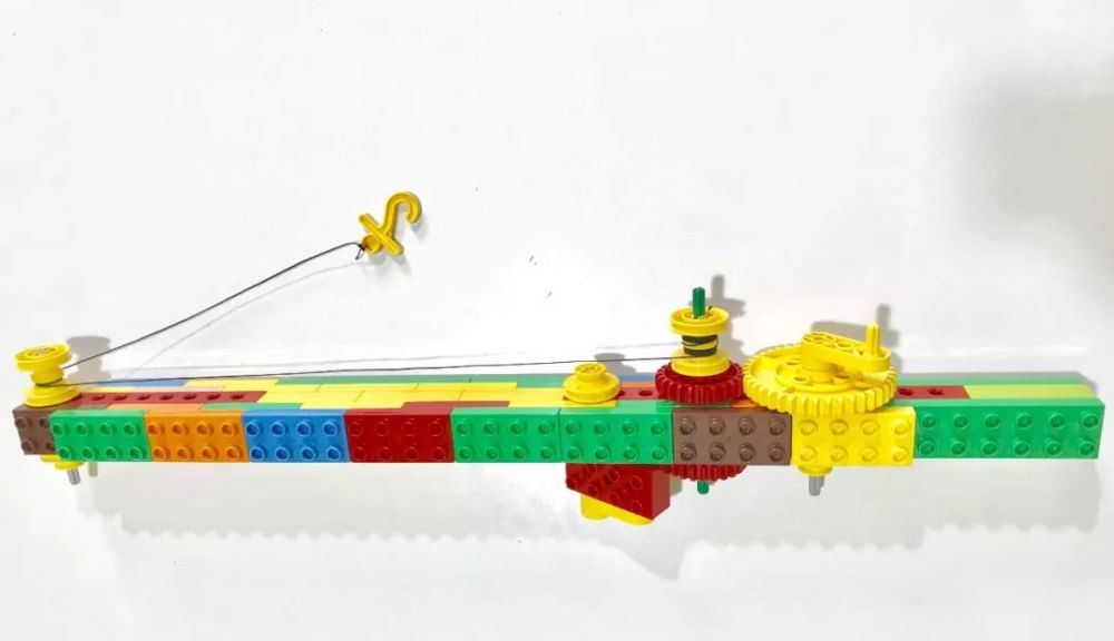 02 乐高钓鱼竿 钓鱼竿这个作品主要是运用了双面互锁结构,齿轮加速