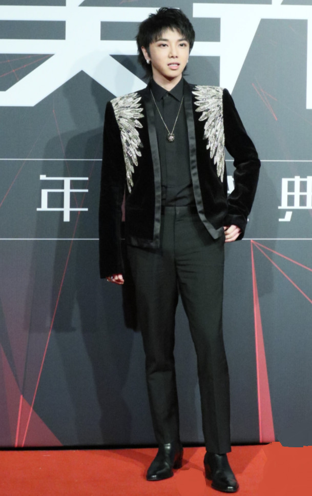 一般男生不敢尝试的"水滴耳环",华晨宇却戴出酷炫感,真无敌!