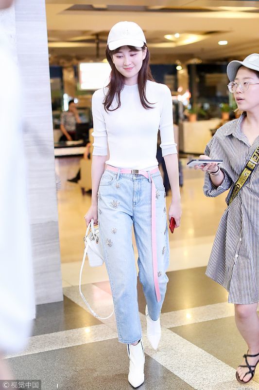 乔欣街拍:针织衫 刺绣牛仔裤 小猫跟尖头靴dior戴妃包