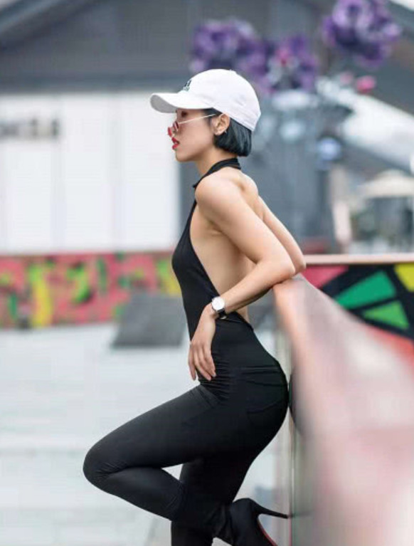 小姐姐穿连体衣美炸了,后背开叉直接开到臀,这衣服看着就安全!
