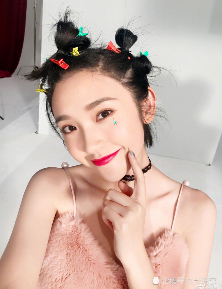 原以为杨清柠可爱,当看到唐艺欣时,网友:明星与网红的