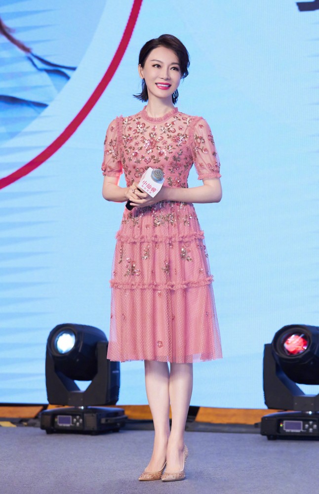 中年女人烫什么发型好看?这4款发型减龄又显气质，陈数也喜欢