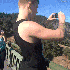 搞笑gif:妹子拿着墨镜拍照很酷吧,不过自拍的秘密可暴露啦