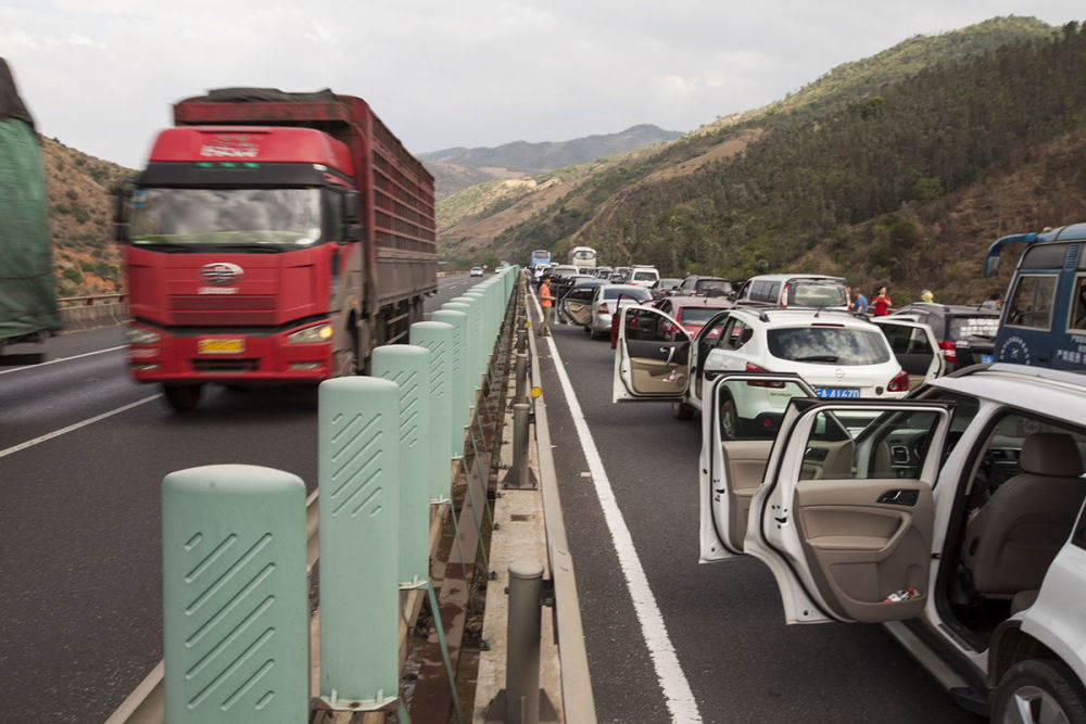 五一回家上高速遭堵车,无意间扯开新能源车的"遮羞布"