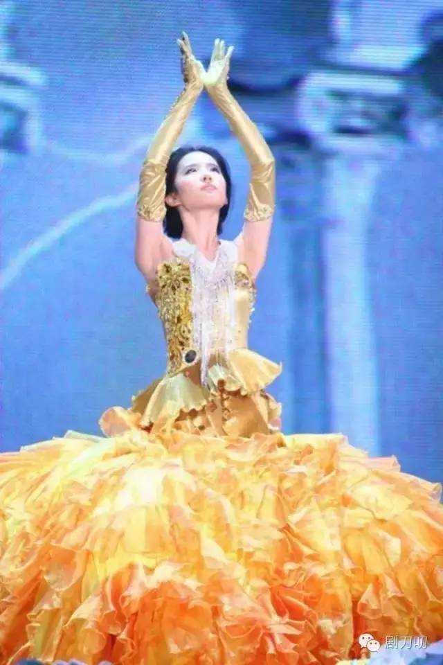 唐嫣金鹰女神造型惹争议 历届刘亦菲最美赵丽