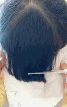 搞笑gif:孩子,可以了看看你的新发型如何,是不是很漂亮?