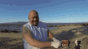 搞笑gif:兄弟,富贵病又犯了吧?喝个橙汁至于这样吗?