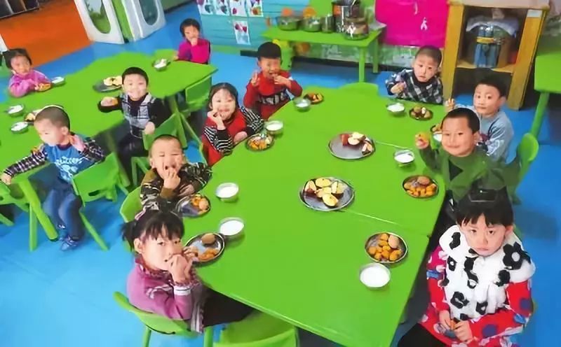 阿克塞哈萨克族自治县幼儿园的孩子们在吃早餐