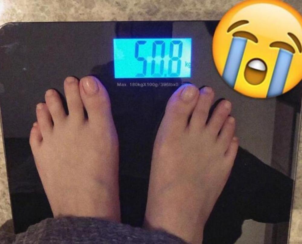 景甜光脚称体重,却被后面的两件睡衣抢镜,网友:张继科