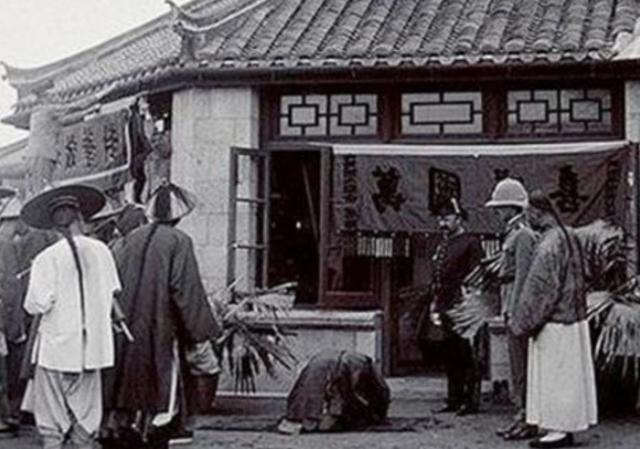 晚清一位官员当众跪拜洋人,这大概就是清朝灭亡的原因吧.