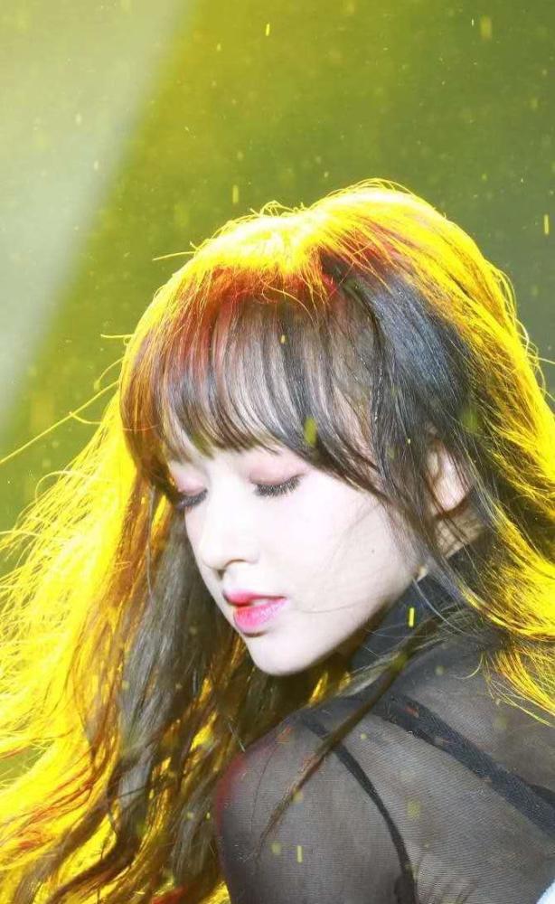 宇宙少女程潇的颜值暴击,台上霸气侧漏,台下明媚开朗