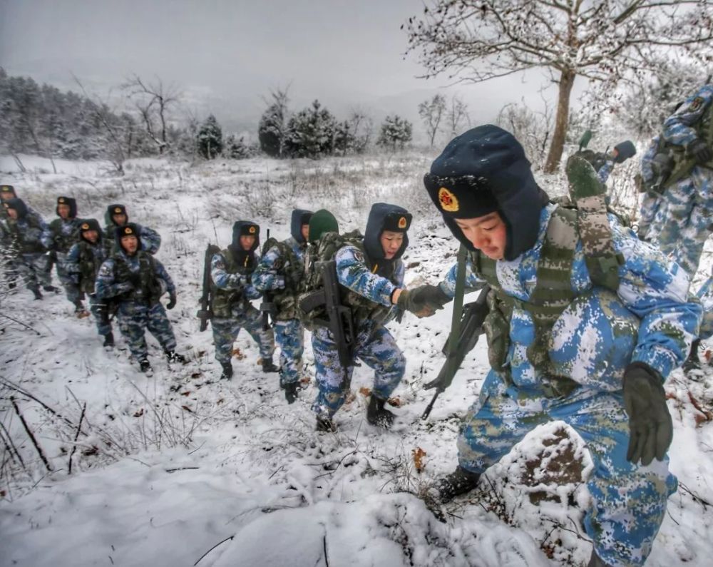 练的不是技能 是军人的意志 赤膊上阵,扬雪