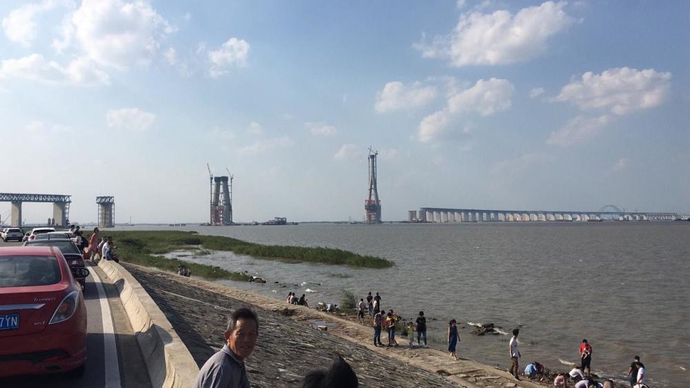 上海正建设一座长江大桥,是公铁两用桥梁,创造了一个世界首座