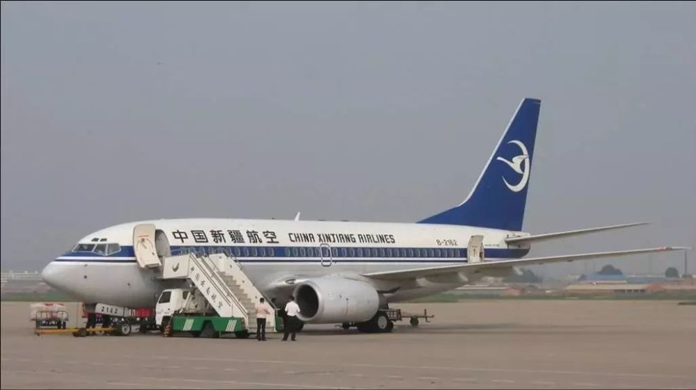 1997年12月,原新疆航空从美国接回第一架波音737-300机型,最大载客量