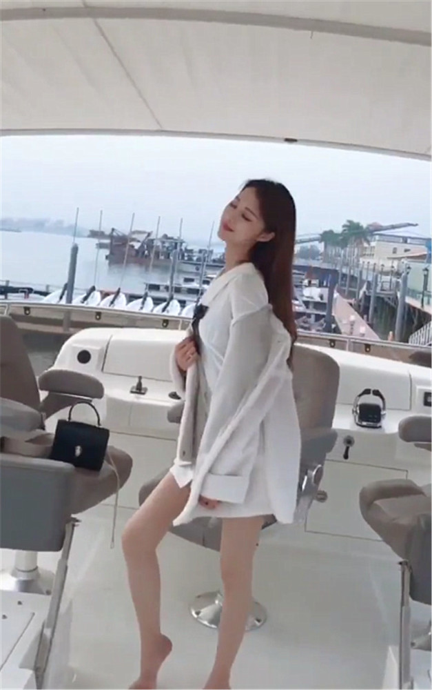 白富美炫富,晒4辆豪车,车价都超300万,但车主容颜最迷人!