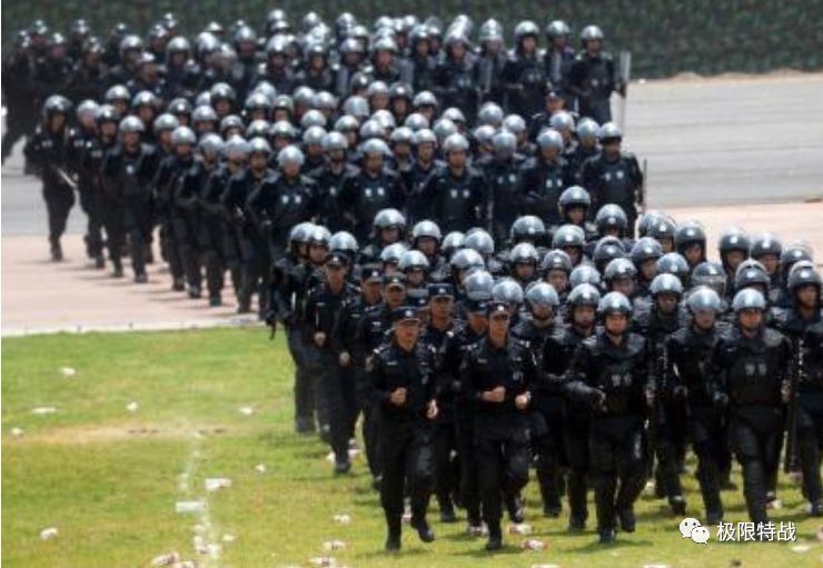 警察防暴阵型演练,屌炸天的赶脚