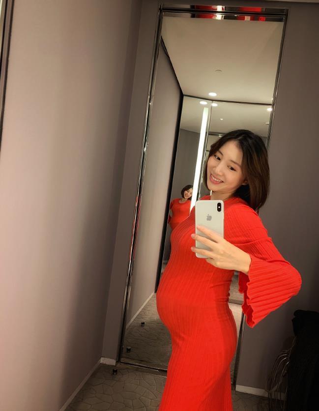 中国艺术体操女神晒出孕肚照,粉丝称赞:好漂亮的孕妈妈