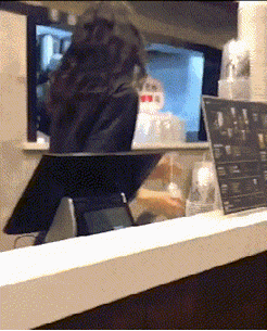 搞笑gif:姑娘你走路不看路的吗?走路就该像我一样才行