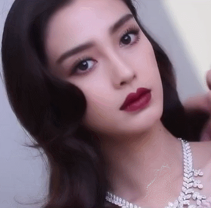 angelababy以评审身份参加mama颁奖礼,艳压一众韩星,美成了仙女