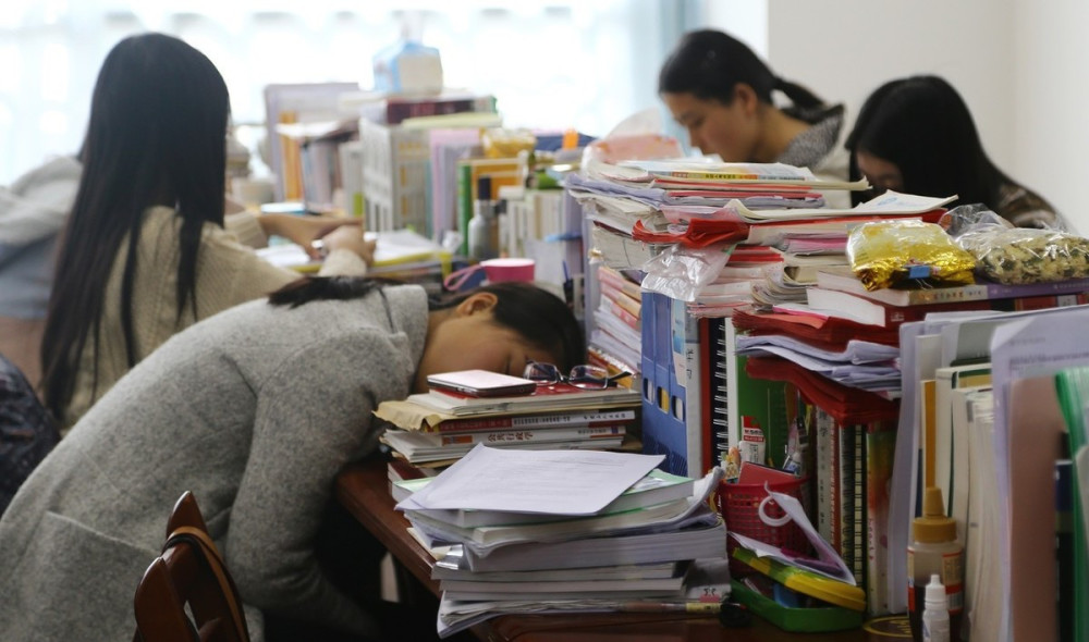 大学里的很多学生普遍存在焦虑情绪,总是喜欢和别人对比,太在意结果