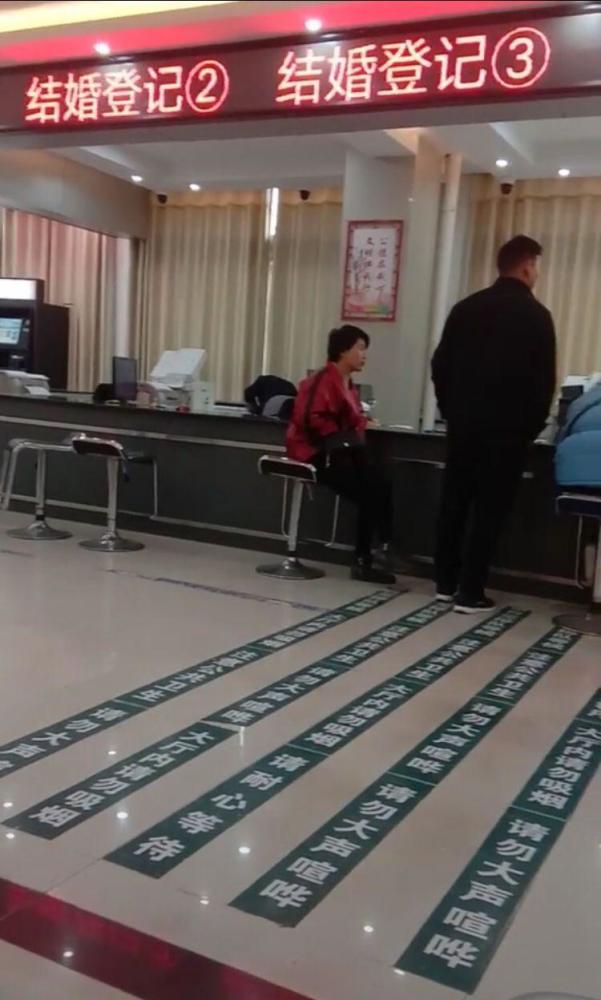 民政局结婚窗口空无一人,离婚处排起长队,看到地上的字,心酸