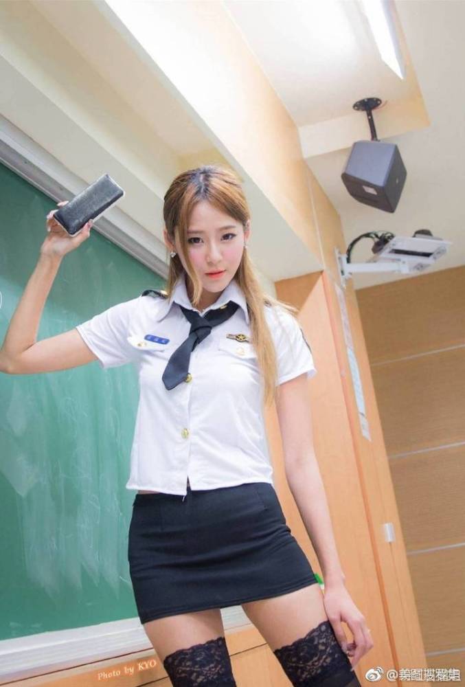 黑丝超短包臀裙子,有这样的美女老师,你还会逃课吗?