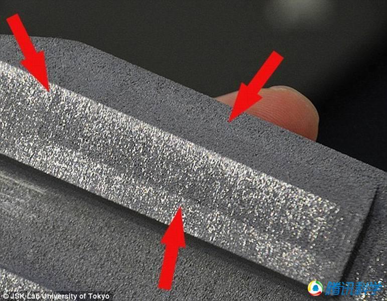 日本科学家最新研制出汗机器人