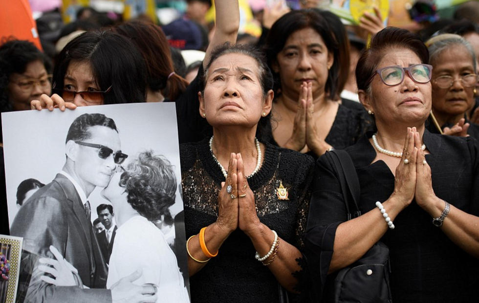 泰国30天国丧开始 全国黑衣脱销